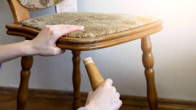 silla de madera en proceso de desencolado