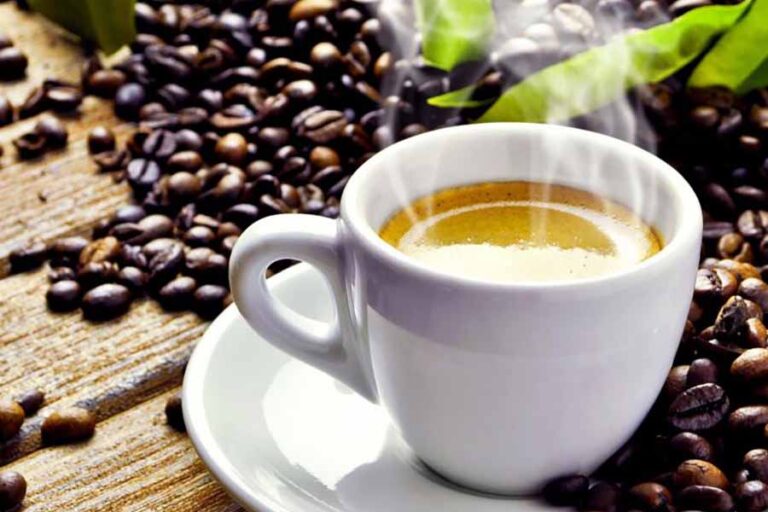 Por qué es tan popular Tu Café en Los Ángeles, Chile 28 taza de cafe humeante en un cafe