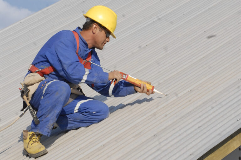Cómo resolver la caÃda de agua en techos y evitar filtraciones 25 techo con goteras y herramientas de reparacion