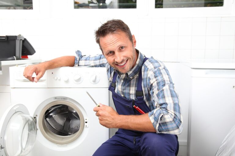 Dónde encontrar un servicio técnico Bosch en Concepción 16 tecnico reparando electrodomestico bosch