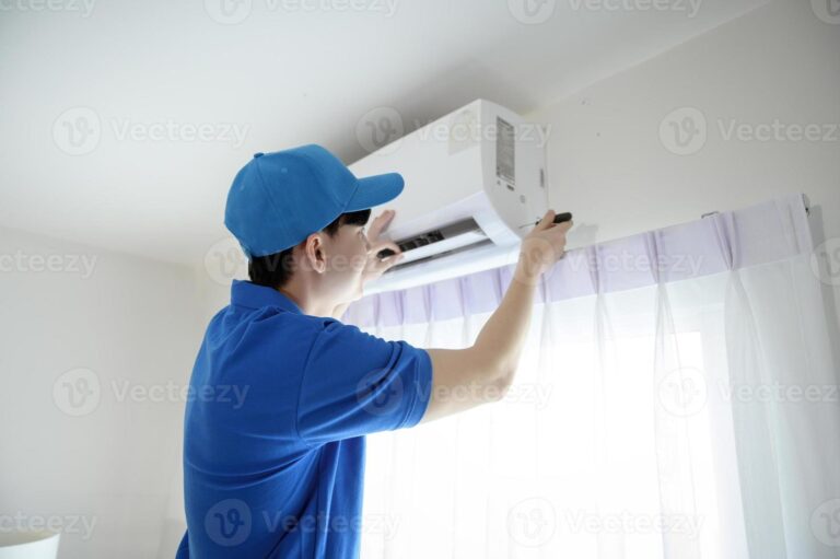 tecnico revisando aire acondicionado en casa