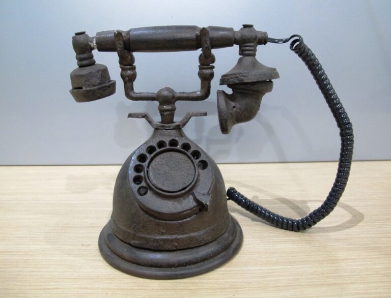 telefono antiguo en una ferreteria