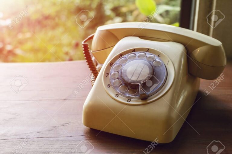 telefono antiguo sobre una mesa de madera