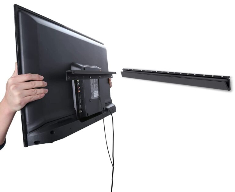 televisor montado en pared de yeso