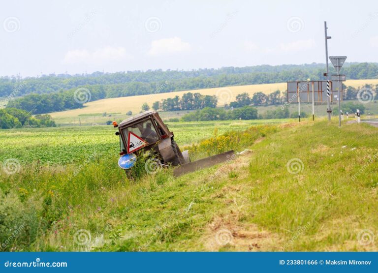 tractor amarillo cortando pasto en campo