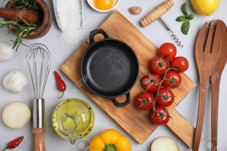 utensilios de cocina y ingredientes frescos